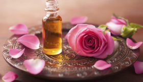 Beneficiile uleiului de trandafir damasc și a apei florale din trandafir damasc
